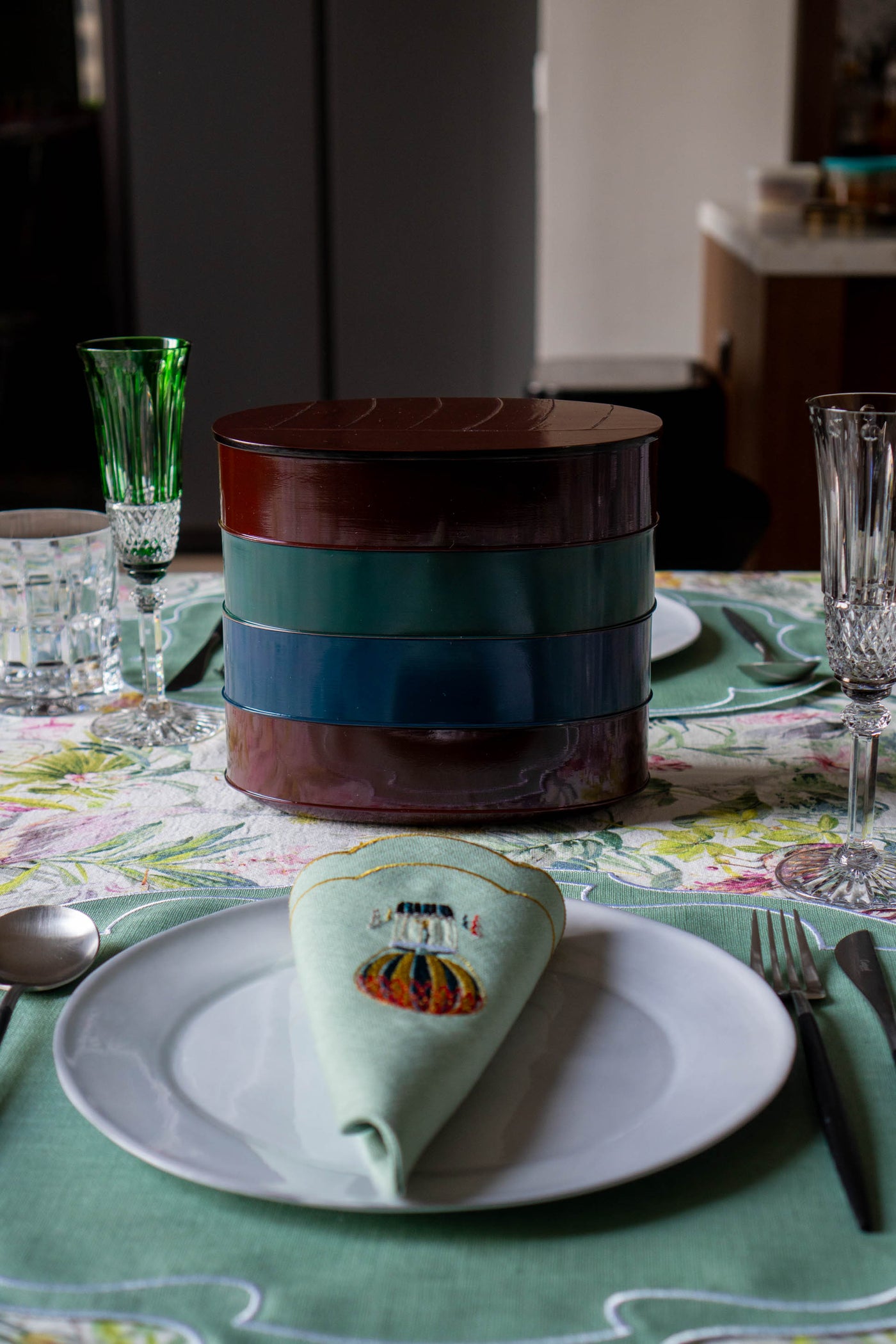 Stackable Lunch Box (Hap with lid) & Versatile Tea Pot Tray (body only)